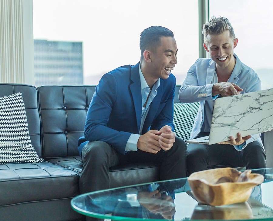 Profesional inmobiliario asesorando a un cliente.