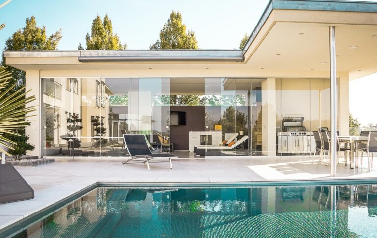 Casa estilo moderno minimalista con grandes ventanales y alberca 