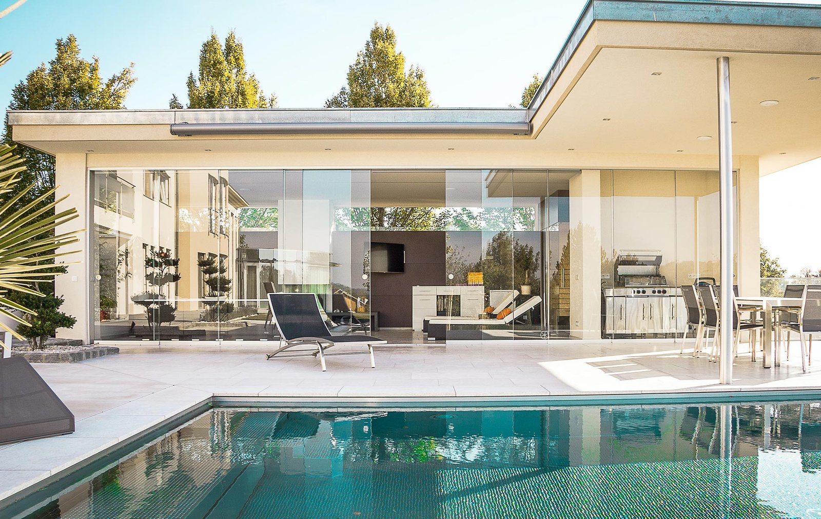 Casa estilo moderno minimalista con grandes ventanales y alberca