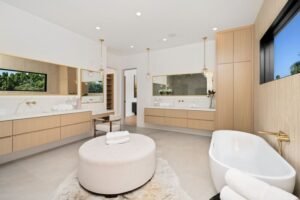 Moderno y espacioso baño con acabados de madera.