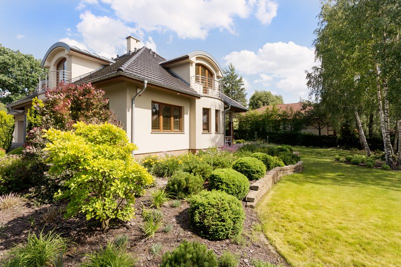 Casa estilo tradicional con jardín 