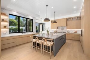 Cocina moderna con larga isla de madera.