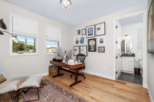 Escritorio minimalista con silla y lámpara de piso