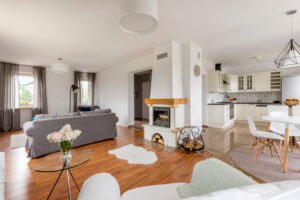 Brillante y espaciosa sala con paredes blancas y parquet con chimenea.